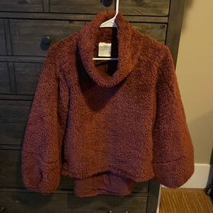 Lululemon fuzzy cropped pullover